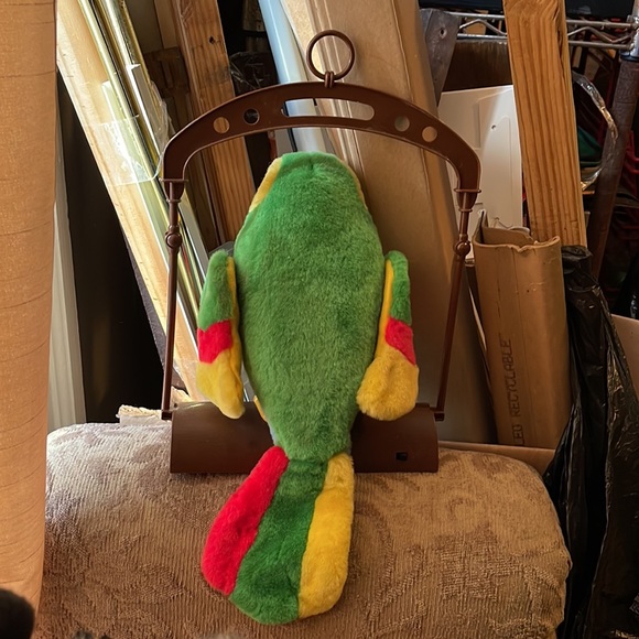 COPY - ANIMATED PARROT ON SWING (REQUIRES 6 AA BATTERIES) GREAT TO ENTERTAIN PE… - Picture 2 of 7